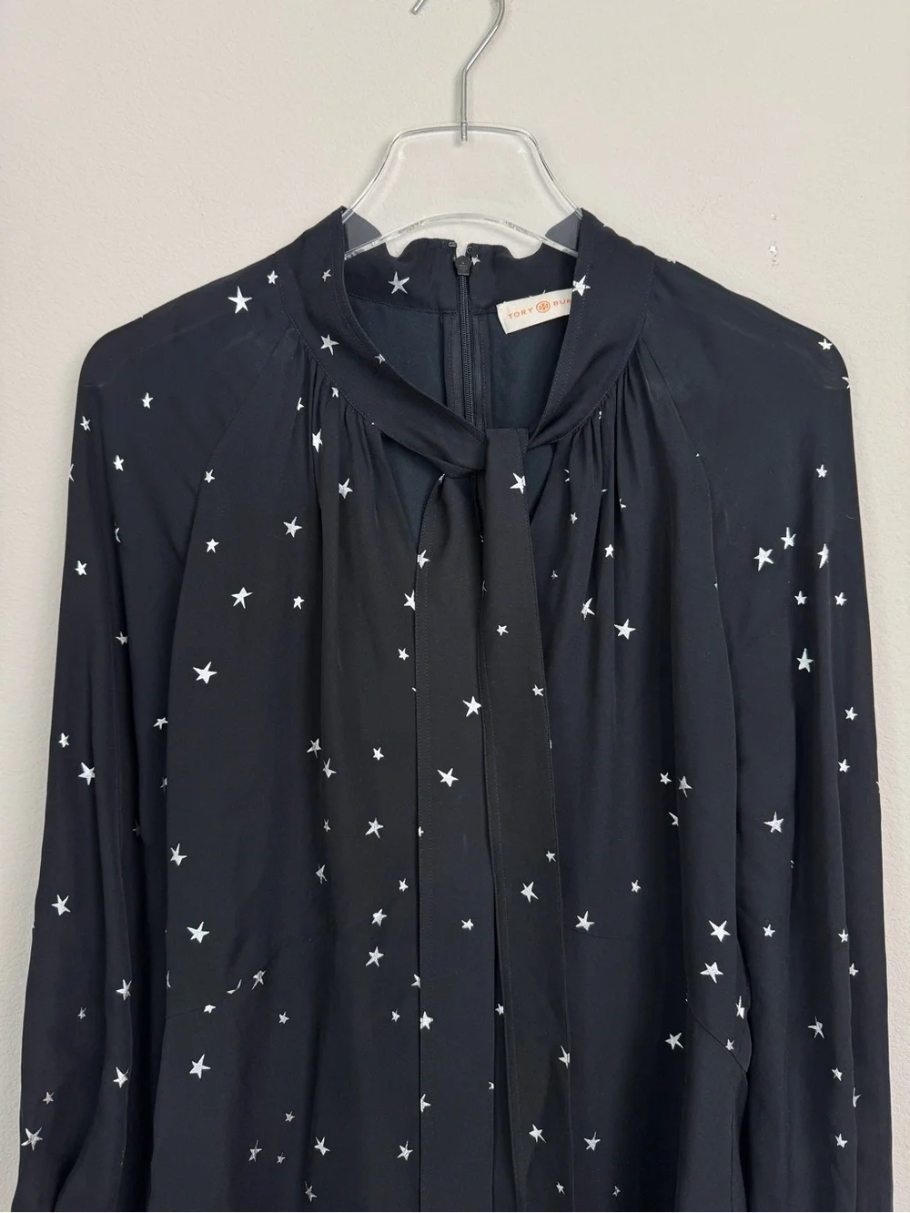 Tory Burch Star Print Silk Pleated Blouse Size 10 Tie Neck Dark Romance Gothmas